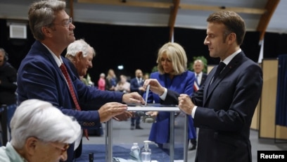 Turnout high as France votes in vital 2nd round of breeze parliamentary election