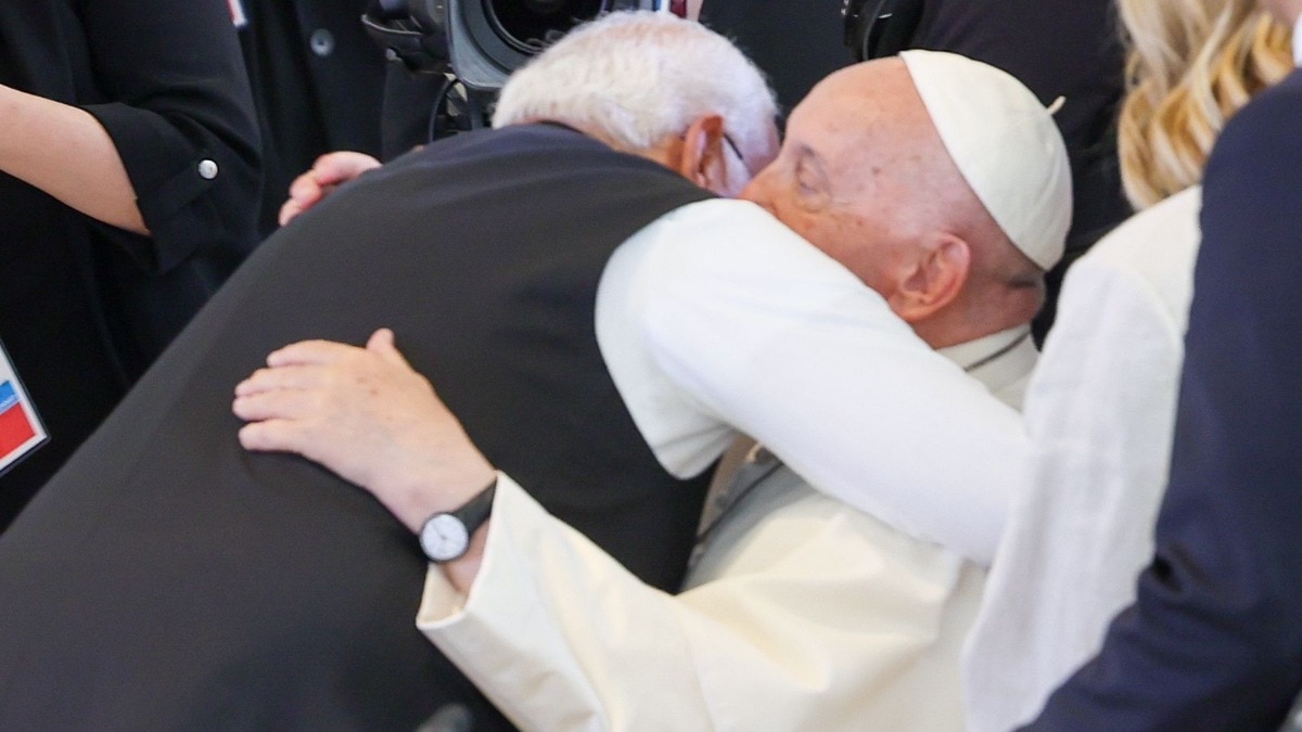 Asked about his well-being and then hugged him… PM Modi met Pope Francis at G7