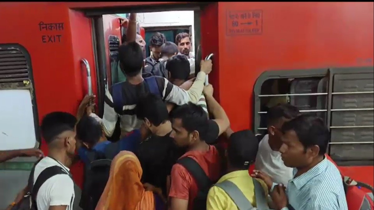 UP Police Recruitment Exam from today: Crowd of candidates gathered in trains, reached the exam sitting in bathroom