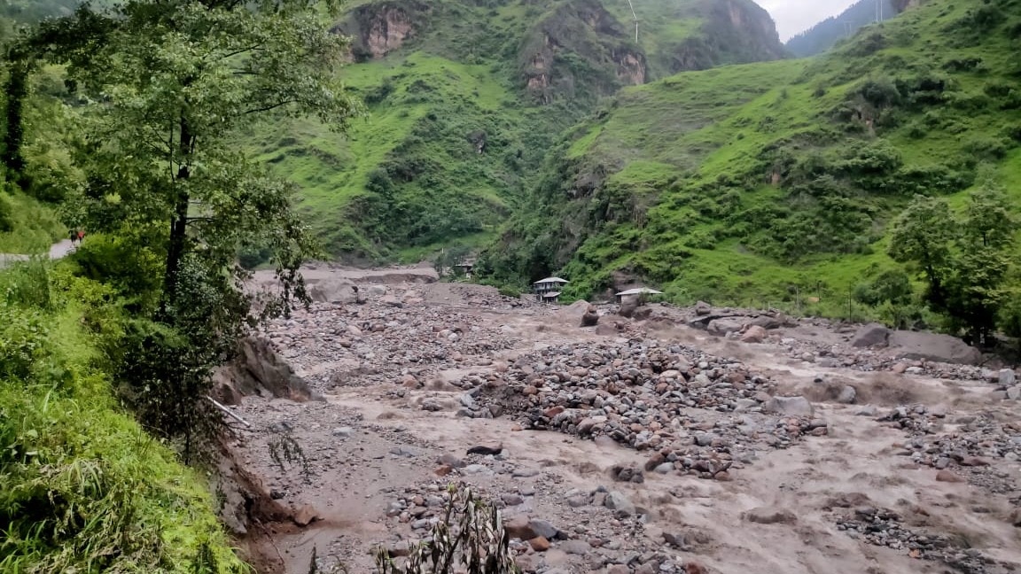 Rain wreaks havoc from plains to mountains! Building collapses in Kullu, cloudburst causes chaos in Mandi and Ghansali of Uttarakhand, 28 people missing