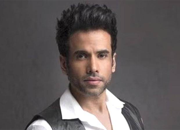 Tusshar Kapoor cautions social networks fam about his Facebook account being HACKED!