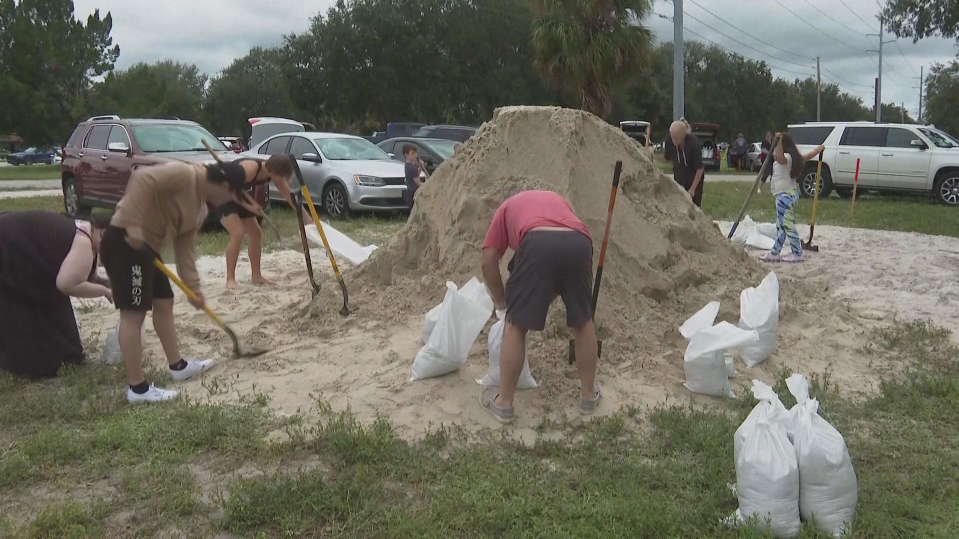 Traffic and uneasiness as Floridians rush to get away Hurricane Milton’s course