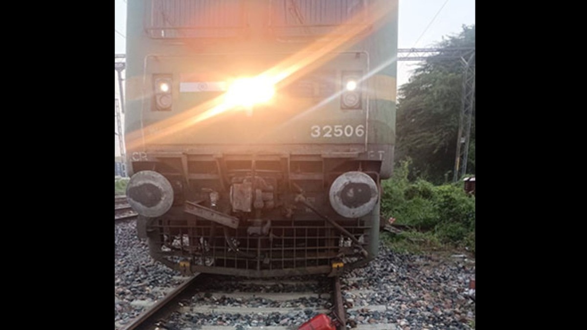 UP: There was panic after finding a cylinder on the railway track, the train stopped by applying emergency brakes.