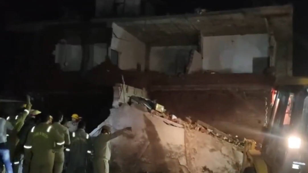 UP: Explosion in firecracker factory in Shikohabad, many houses collapsed due to the blast, 4 dead