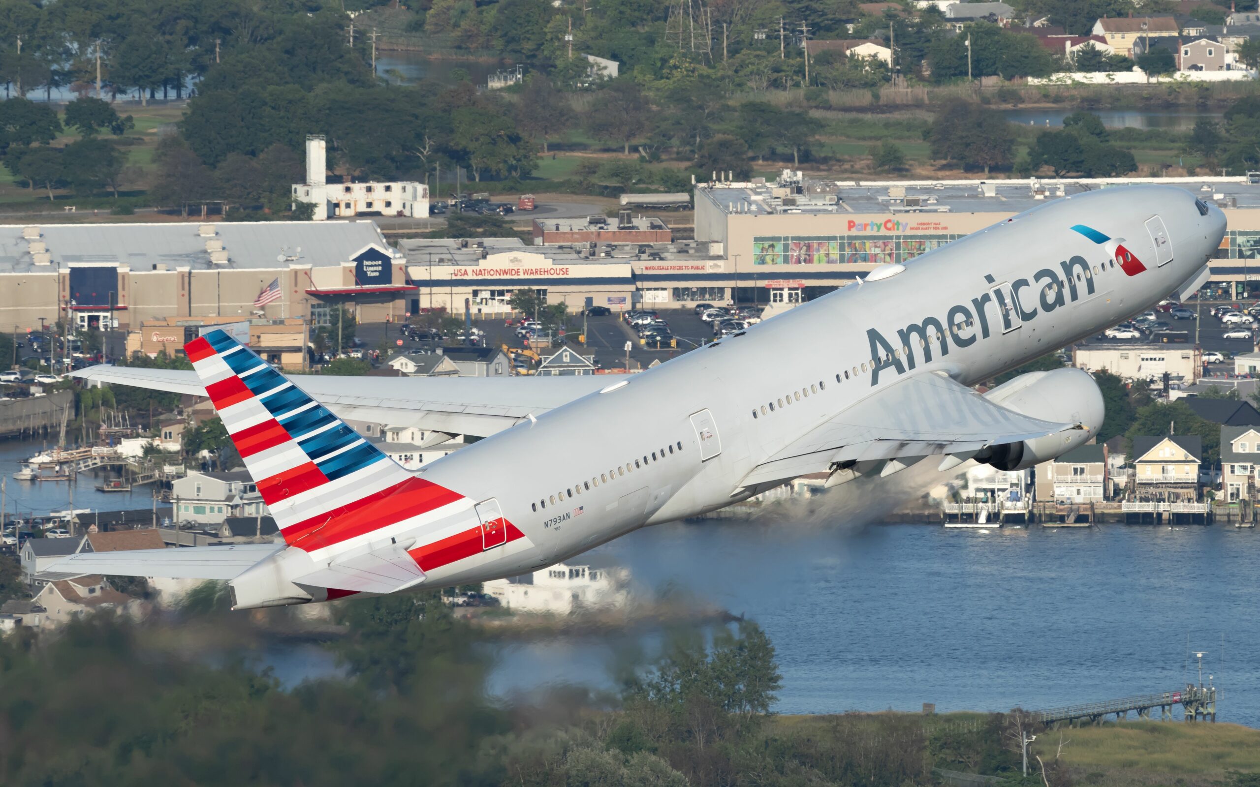 American Airlines evaluates boarding innovation that calls out line cutters