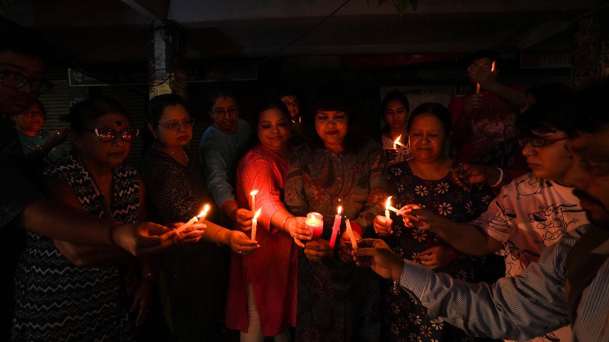 Kolkata incident: People switched off lights of their houses in protest, blackout in Raj Bhavan too