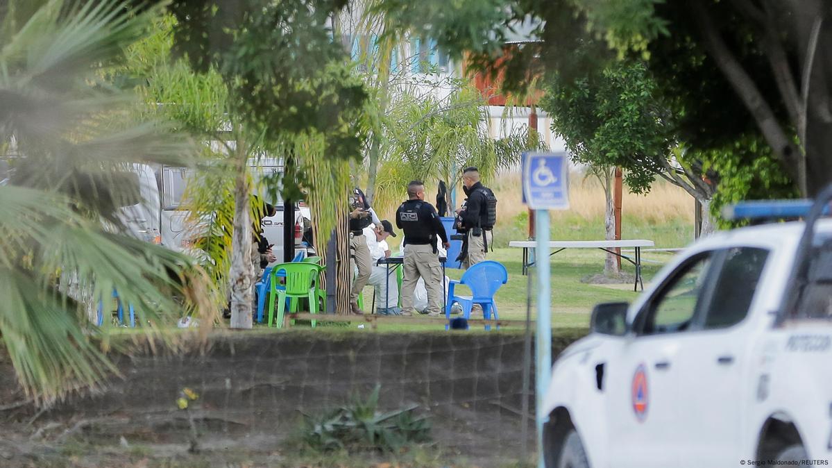 Shooters open fire in Mexico bar to eliminate target, leave 6 dead and 10 injured