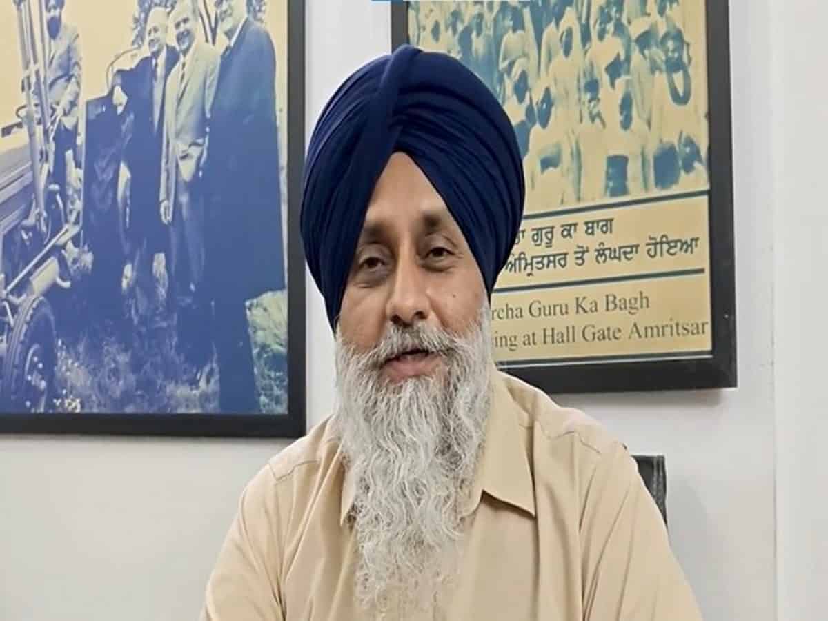 Sukhbir Badal uses plaque around neck, sits at entryway of Golden Temple on very first day of penance