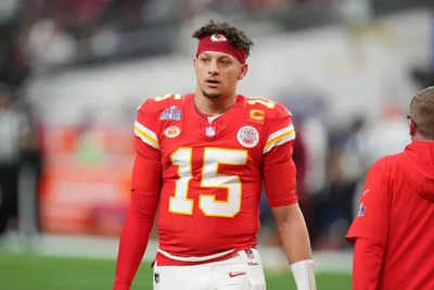 Mahomes shines as Chiefs clinch AFC’s top seed by strolling past Steelers