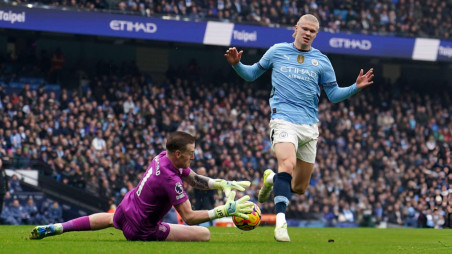 Haaland penalty miss, Fernandes red card pile on woes for City, United