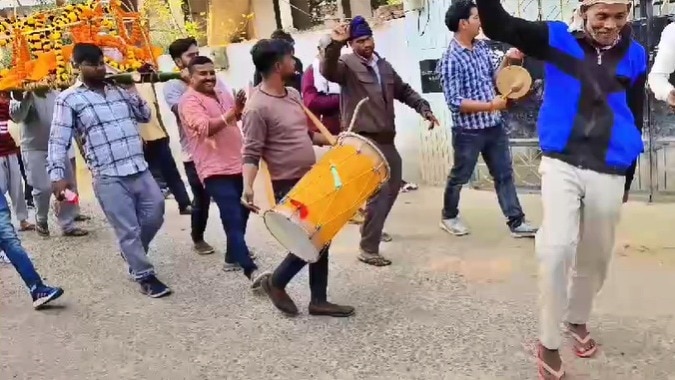 UP: Son danced vigorously in father’s funeral procession, DJ on thirteenth, VIDEO