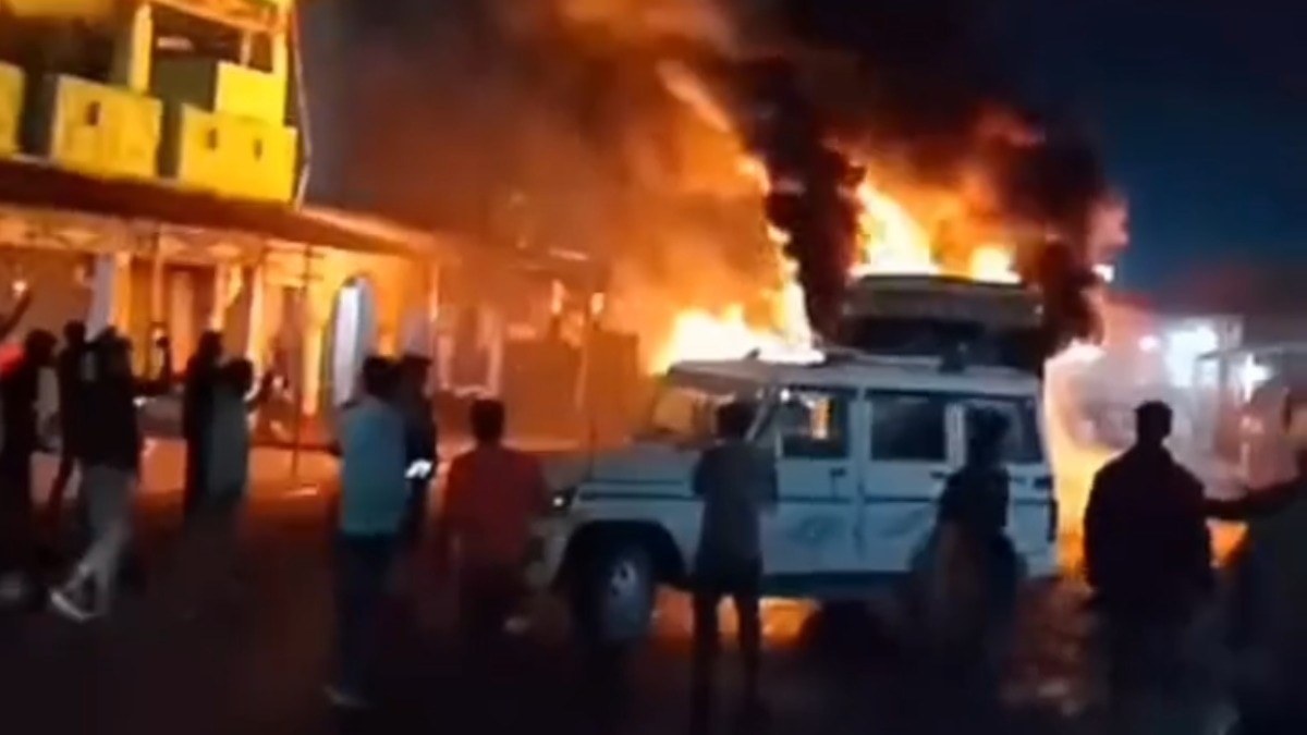 MP: Ruckus after road accident in Singrauli, angry mob burnt 11 vehicles, many policemen injured