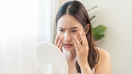 Puffy eyes to acne: Here’s why rubbing ice on your face each morning actually works