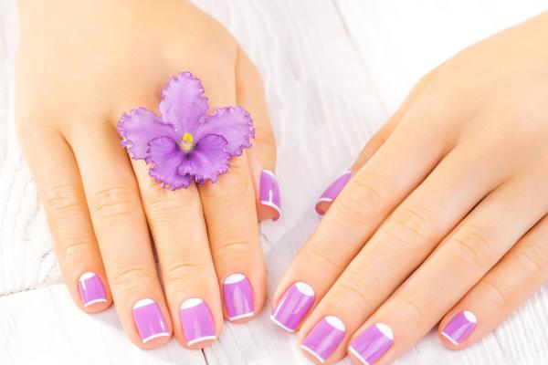 Ni manicura francesa ni ‘butter nails’: este tono de uñas, inspirado en una bebida, es tendencia (y así puedes llevarlo)
