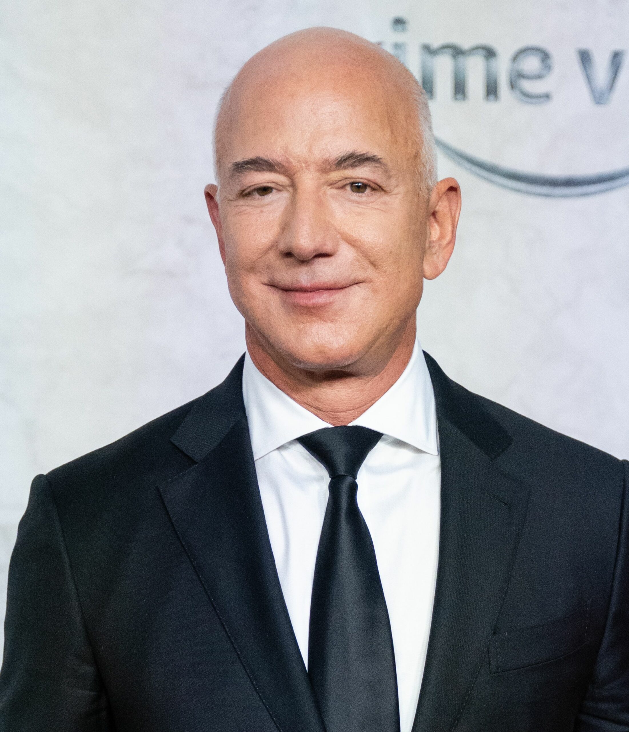 Amazon founder Jeff Bezos proposed Lauren Sanchez in this unique gesture, with rare diamond, her engagement ring costs Rs…