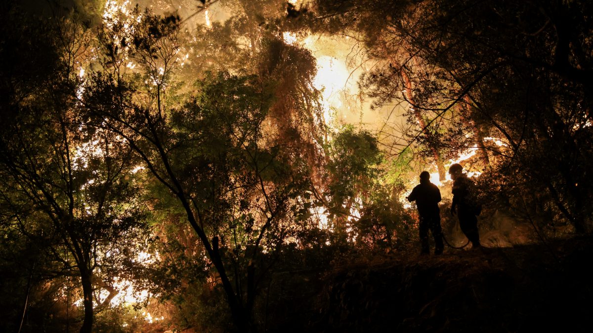 Firefighters battle relentless blaze on Greek island of Chios amid tourist season