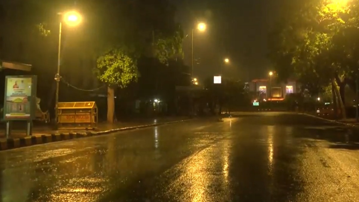 The weather in Delhi-NCR turned on … Heavy rains with strong winds, IMD released red alert