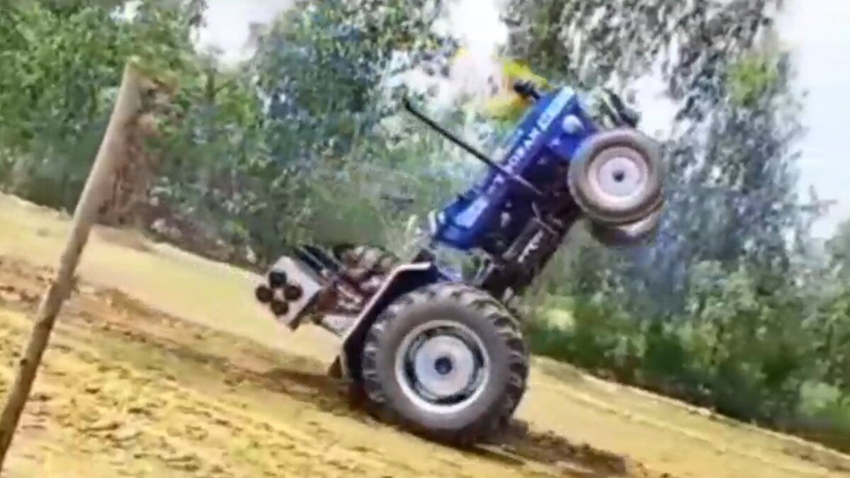 The young man was lifting the wheel in front of the tractor, the video of overturning was viral
