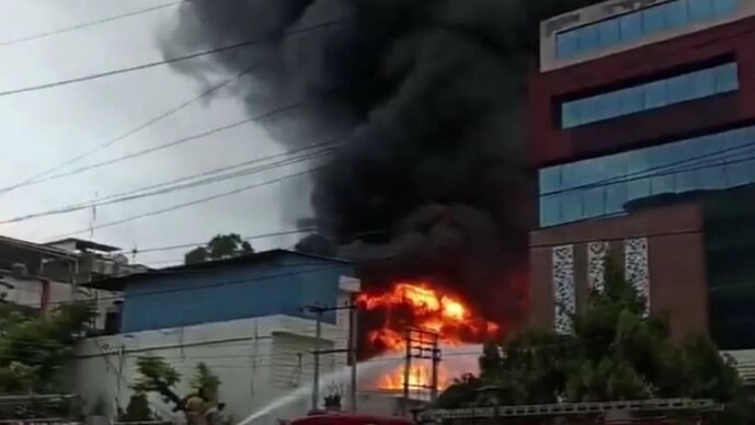 Fierce fire in a private firm in Noida, shade black smoke in the sky