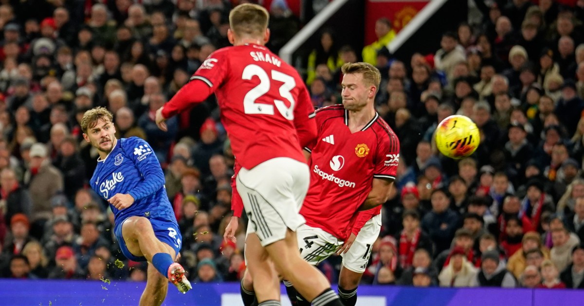 Everton beat Man Utd despite Gueye seeing red for slapping teammate