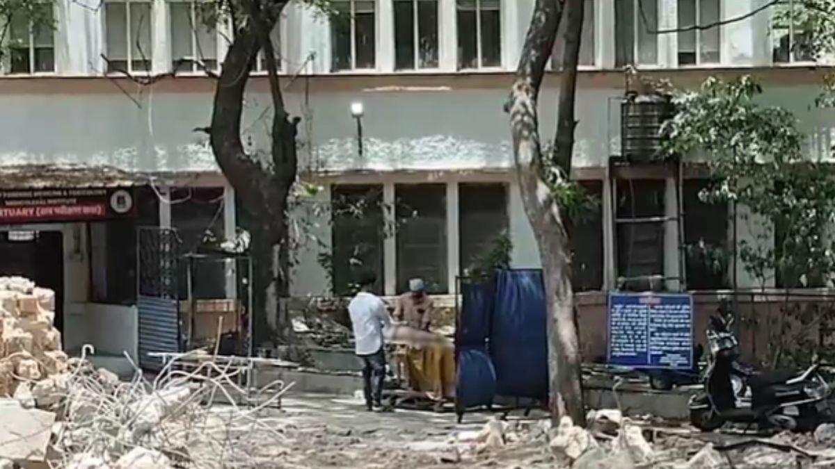 After post mortem, they started stitching the dead body in the open, people kept passing by.