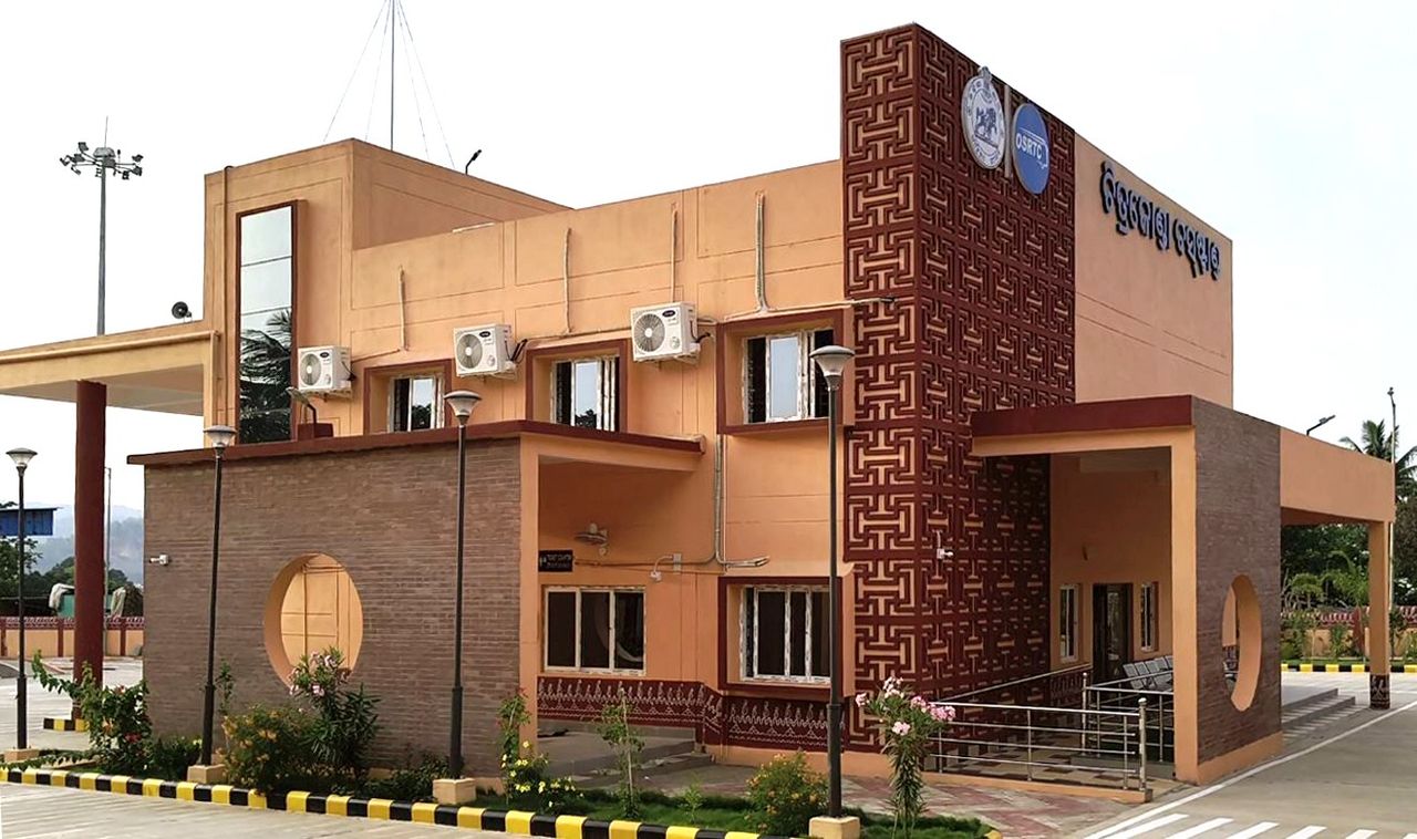 Poor construction! Rs 6.70Cr bus stand in Odisha develops cracks before inauguration