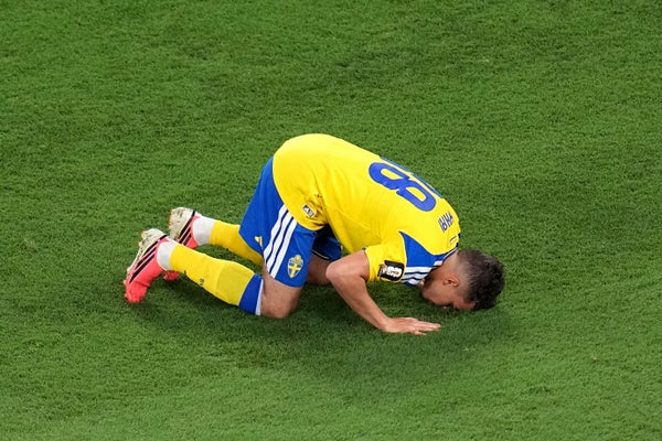 Det blågula fotbollslaget speglar och spelar för Sverige