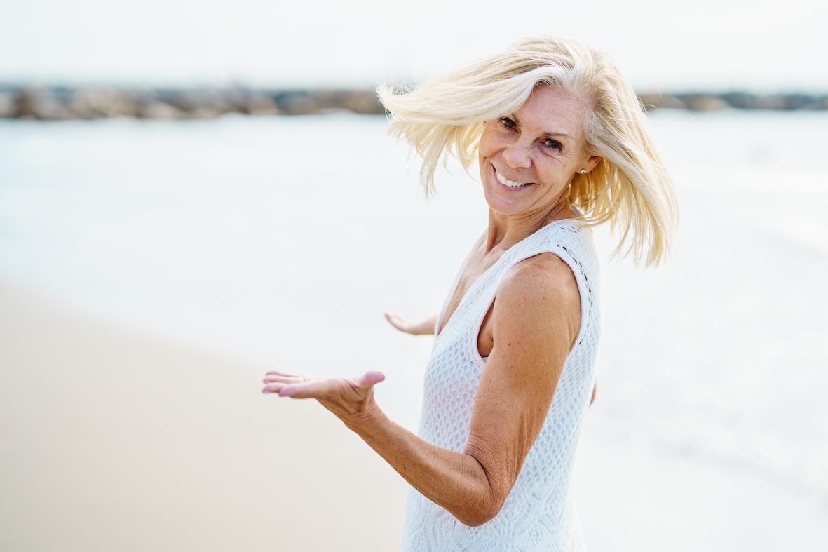 Ni pesas ni gimnasio: Los 3 ejercicios que puedes hacer en la playa para tonificar los brazos después de los 50, según un entrenador