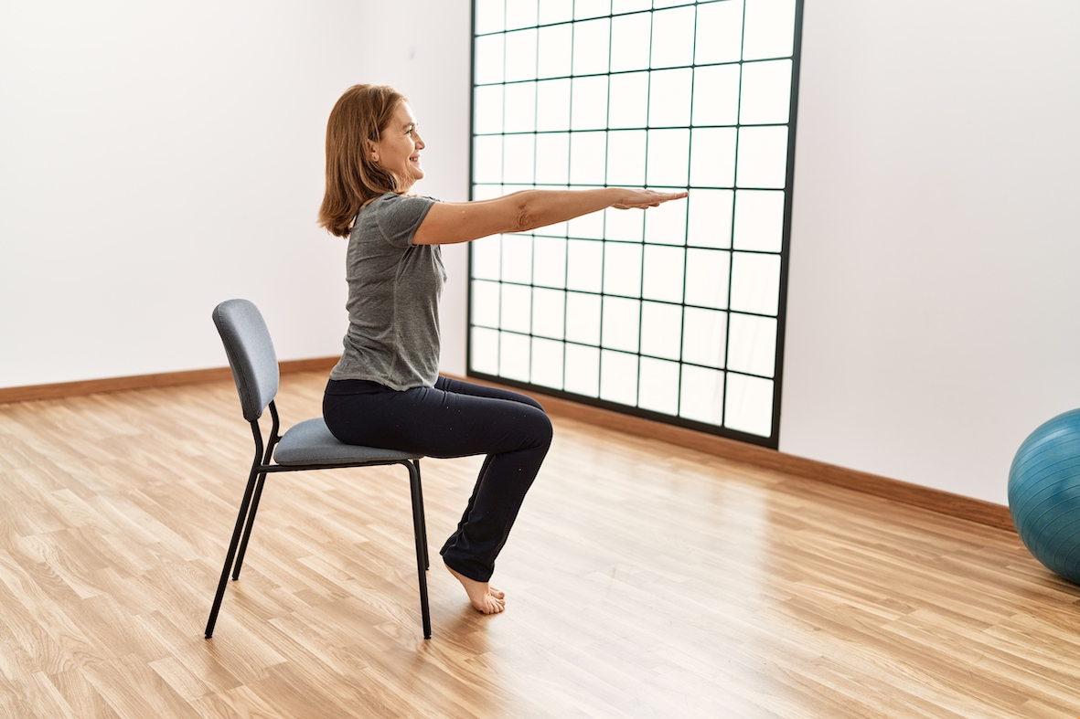 El ejercicio sentado que fortalece los abdominales profundos y ayuda a mejorar la digestión