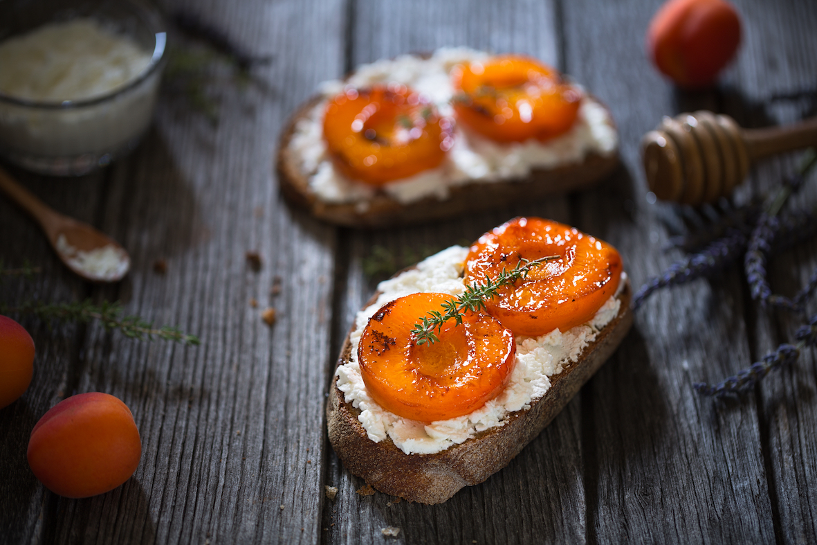 Queso de cabra y albaricoques asados: la receta lista en apenas unos minutos para un aperitivo sabroso y fresquito en verano