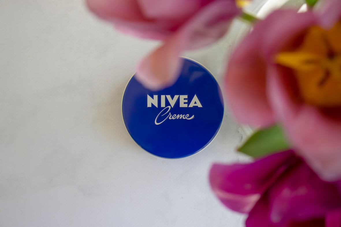 La crema Nivea de la lata azul también puede utilizarse en el contorno de ojos: este es su efecto sobre las líneas de expresión