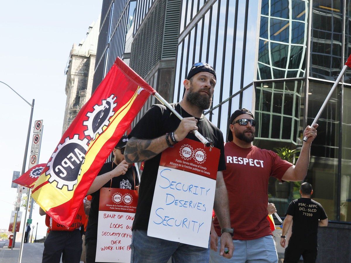 Bank of Canada continued to pay replacement security workers after second order, says PSAC