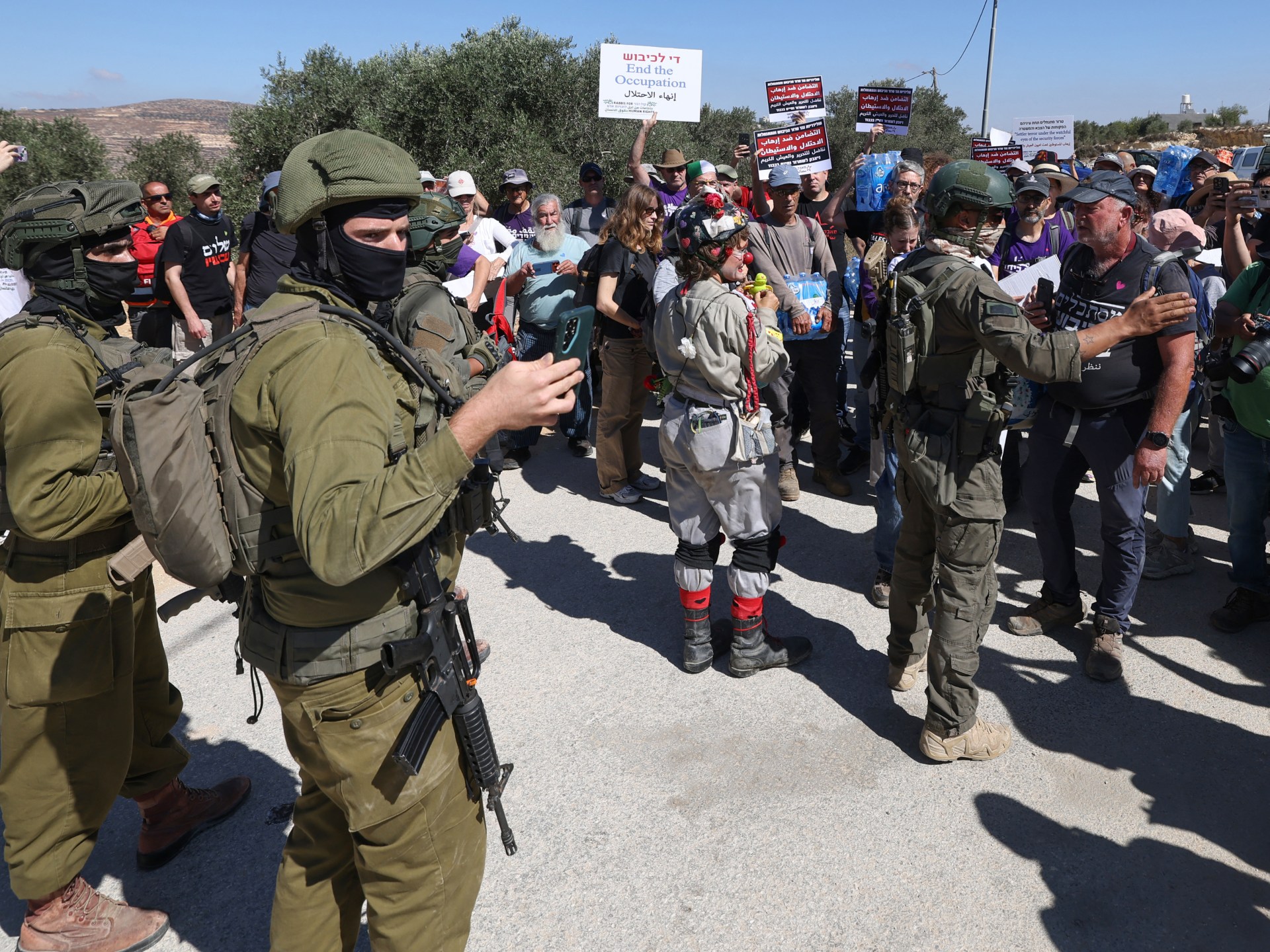 Israeli police kill Palestinian in Jerusalem as army blocks aid for Qusra