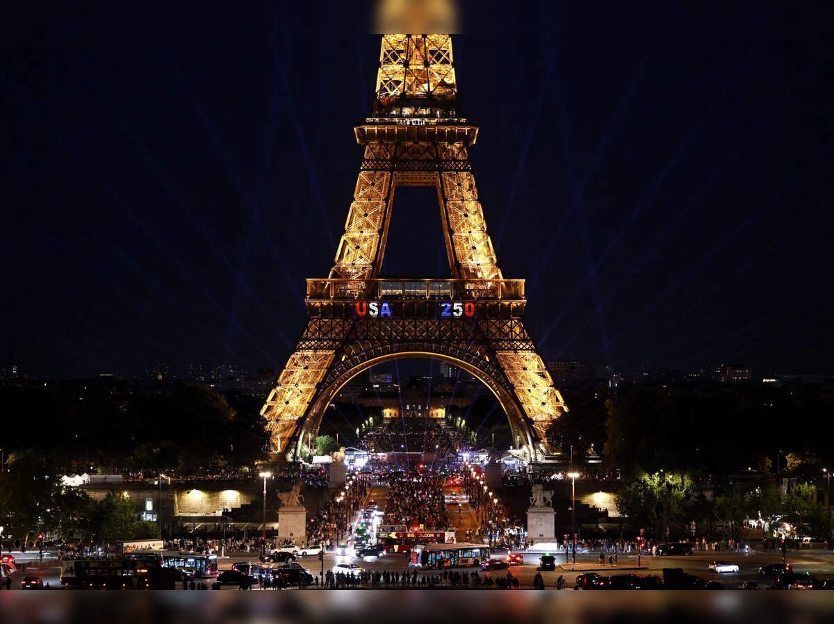 Eiffel reopens after spat over women staff