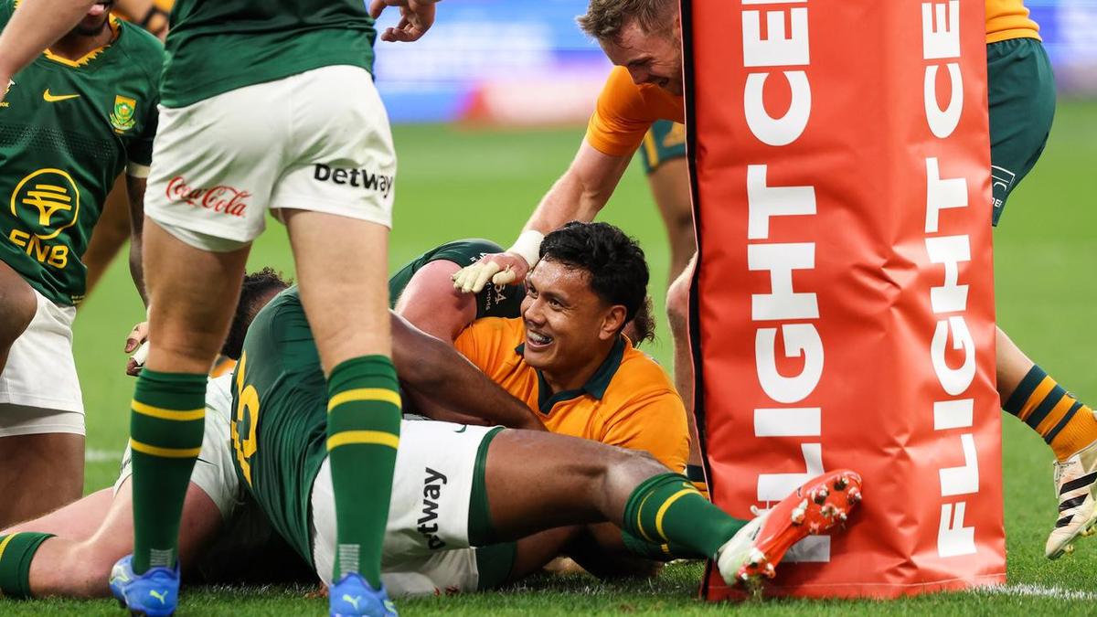 Eleven-man Wallabies hang on against South Africa
