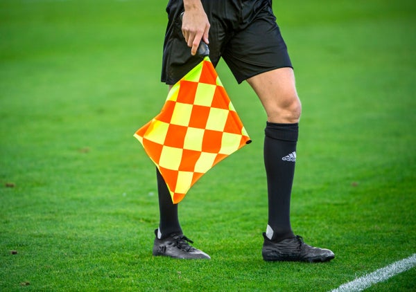 Döm inte ut fotbollsdomaren eller politikern direkt
